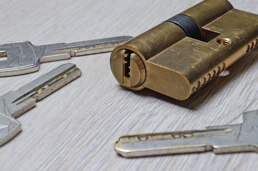 Copia de llave patentada con tarjeta de propiedad
